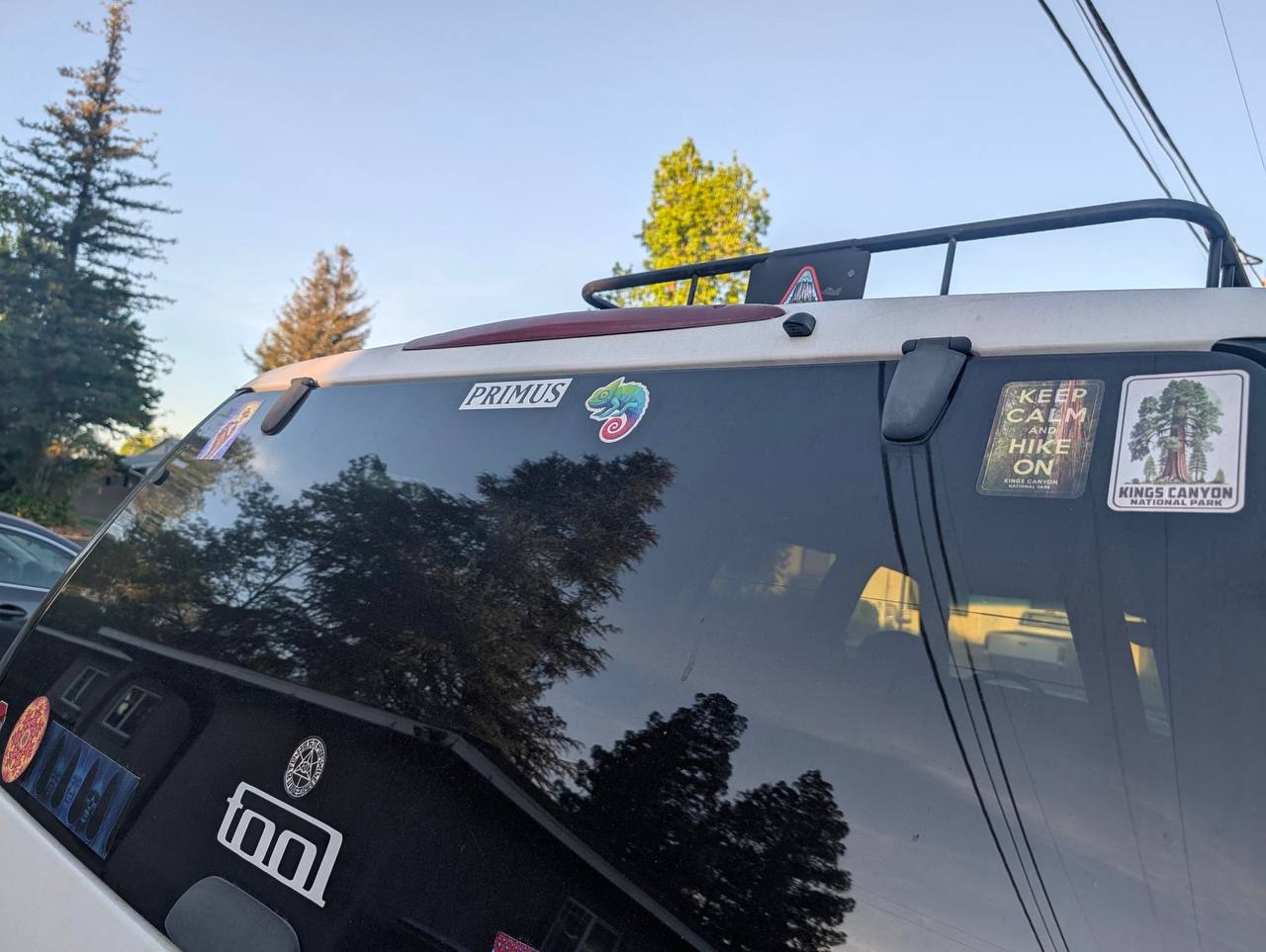 Chameleon sticker on a car rear window next to Primus and Kings Canyon stickers